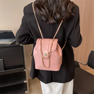 Sac a dos mode femme en cuir rose avec bretelles chaine sac casual elegant vue arriere