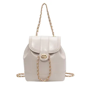 Sac à dos chic et polyvalent pour femme avec chaîne dorée, parfait pour les voyages.