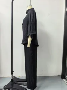 Schwarzes Damen Zweiteiler Freizeit Hemd und Hose Set mit halben Ärmeln bequeme Passform.