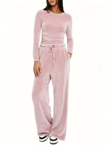 Rosa Samt Homewear Set Detail zeigt weiche Stofftextur und hohem Bund Design.