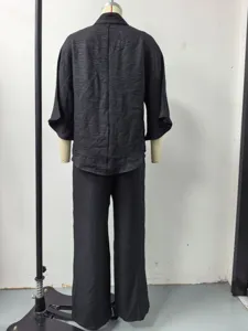 Rückansicht Details des schwarzen Damen Hemd und Hose zweiteiligen Sets Passform.