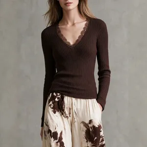 Dunkelbraunes Rippstrick-Langarmtop mit filigranem Spitzen-V-Ausschnitt für elegante Styles.