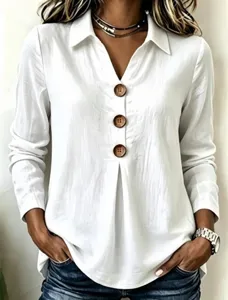 Camicia bianca da donna a maniche lunghe con grandi bottoni e dettaglio plissettato.