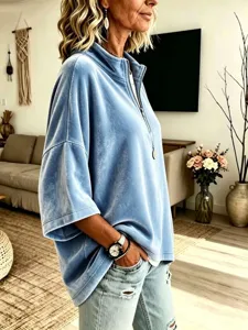 Dettaglio top in velluto da donna mezza zip, vestibilità comoda maniche 3/4 stile.
