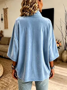Top in velluto azzurro da donna con mezze maniche e collo alto per autunno inverno.