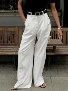 Details der weißen hochtaillierten weiten Hose, lässiges lockeres Design für den Alltag.