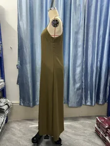 Detailansicht der olivgrünen Maxikleid-Seitenansicht mit schickem Schlitz und Träger.