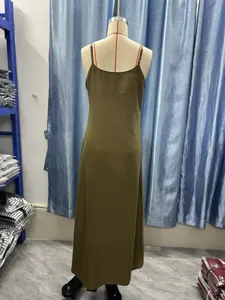 Einfarbiges lässiges Trägerkleid mit Schlitz, elegante lange Sommer-Mode für Damenbekleidung.
