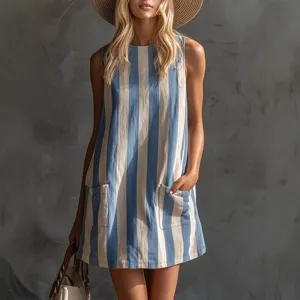 Abito corto smanicato a righe blu e bianche con tasche per donna stile casual estivo.