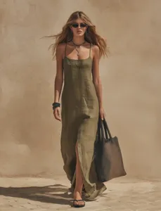 Detailansicht des eleganten grünen Sommertop-Kleides mit Schlitz, ideal für lässig-schicke Looks.