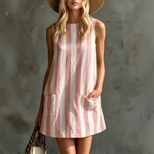 Vista dettagliata del vestito mini smanicato a righe rosa e bianche con tasche anteriori.