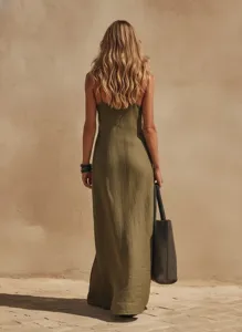 Detailansicht des olivgrünen Maxi-Slip-Kleides mit lässigem Schlitz und schickem Trägerdesign.