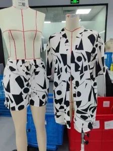 Zweiteiliges geometrisches Set mit Kurzarm-Cardigan und High-Waist-Shorts für Damen.