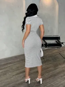 Elegantes schwarz-weiß gestreiftes figurbetontes Midikleid, Detailansicht Freizeit Pendlerkleidung.