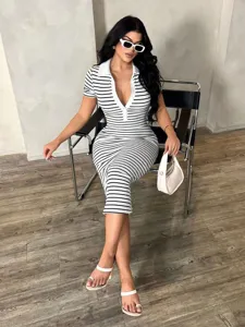 Detailansicht des schwarz-weißen gestreiften Polokleides für Damen, figurbetontes Strickmidikleid.
