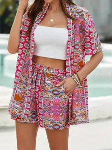 Detailansicht des eleganten Sommer Resort Print Zweiteilers mit schickem Hemd und kurzen Hosen.