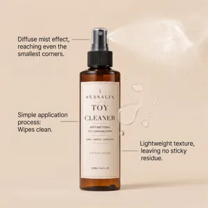 Gros plan du spray nettoyant pour jouets, flacon de 100 ml avec buse fine pour soin doux.