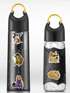 Borraccia sportiva portatile decorata con adesivi meme Doge divertenti per l'uso quotidiano.