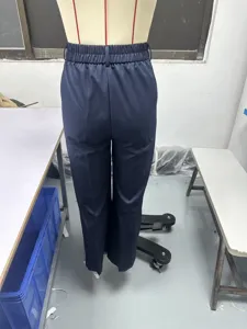 Vista dettagliata del pantalone da abito dritto a vita alta da donna, retro blu scuro elegante.