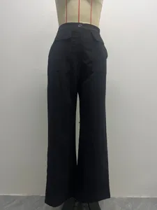 Detailansicht schwarzer Freizeithose mit weitem Bein, hohem Bund und praktischem Taschendesign.