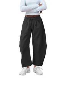 Detailansicht der schwarzen, lockeren Jogginghose mit Kordelzug und Taschen, lässiger Streetstyle.