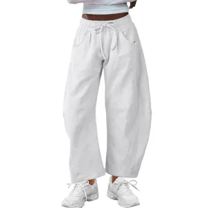 Detailaufnahme einer weißen Freizeithose mit verstellbarem Kordelzug und praktischen Taschen.