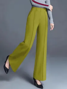 Detailansicht der einfarbigen olivgrünen High-Waist-Weitbein-Hose mit edler Bügelfalte.
