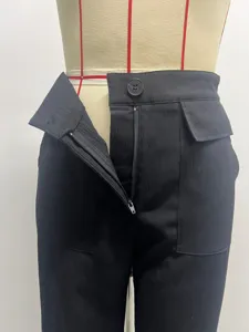 Nahaufnahme von Damen Freizeithose in Schwarz mit Reißverschluss und praktischen Taschen.