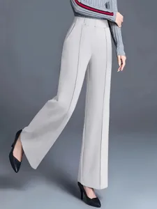 Detailansicht von eleganter grauer Damen Weitbein Hosen mit hohem Bund und fliessendem Fall