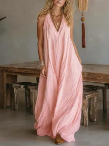 Detalle de un vestido largo informal sin mangas en rosa con corte holgado y bolsillos.
