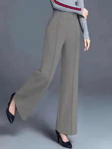 Detailansicht der hoch taillierten weiten Hose, schlichtes Grau, elegante Silhouette Mode.