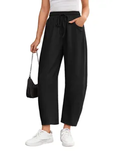 Nahaufnahme Detail schwarzer lässiger Tunnelzug-Sweatpants mit hohem Bund und praktischen Taschen.
