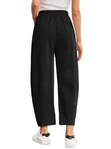 Rückansicht Detail der lässigen Damen Freizeithose, bequemer Bund, knöchellanger Schnitt.