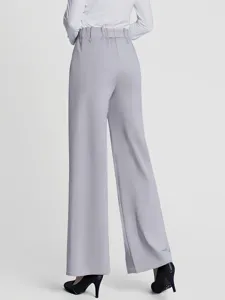 Rückseitiges Detail der hochgeschnittenen, weiten Freizeithose in Unifarbe für Damen.