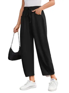 Detailansicht der Damen Jogginghose mit Kordelzug, praktischen Taschen und verkürzter Länge.