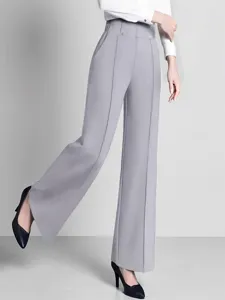 Detailansicht der grauen High-Waist-Weitbein-Hose mit elegantem Fall und sauberen Bundfalten.