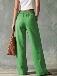 Detailansicht der casual grünen weiten Leinenhose mit elastischem hohem Bund hinten.