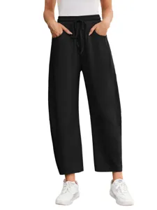 Schwarze Damen Jogginghose mit Kordelzug und Taschen, lockere kurze Freizeithose für den Sommer.