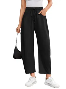 Schwarze Damen Jogginghose mit Kordelzug, elastischem Bund und praktischen Taschen im Sommer.