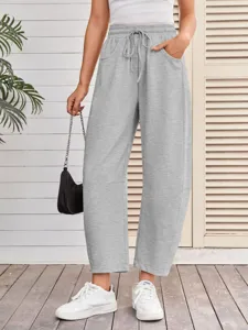 Graue Freizeithose mit Kordelzug im Detail, mit hohem Bund und seitlichen Taschen.