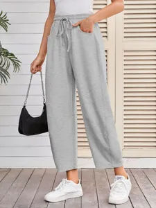 Lässige graue Damen Freizeithose mit Kordelzug, Seitentaschen und bequemer Knöchellänge.