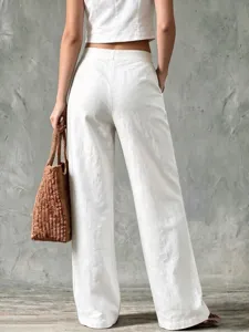 Locker sitzende weiße Leinen Damenhose mit hohem Bund für den Sommer im Alltag.
