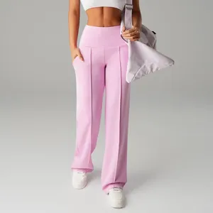 Dettaglio dei bei pantaloni casual rosa a vita alta con gambe larghe e belle pieghe.