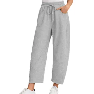 Pantalon de survêtement gris pour femme avec taille élastique et cordon de serrage sport.