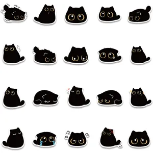 Détail des autocollants imperméables de chats noirs mignons avec des expressions amusantes.