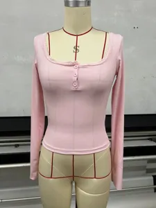 Top à manches longues côtelé rose pour femme avec col carré en dentelle et boutons.