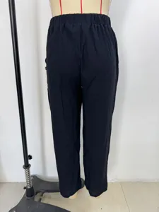 Detailansicht der schwarzen Freizeithose hinten, hoher Bund mit elastischem Gummizug.