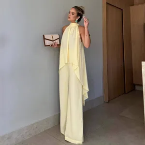 Elegante completo estivo da donna con top asimmetrico senza maniche e pantaloni larghi.