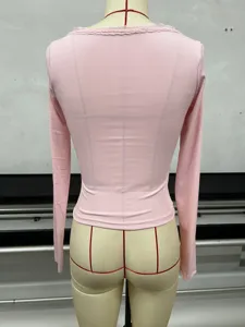 Top à manches longues côtelé rose pour femme, doté d'une élégante dentelle et d'une coupe ajustée.