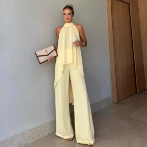 Dettaglio del set estivo elegante da donna con top smanicato halter e pantaloni larghi.